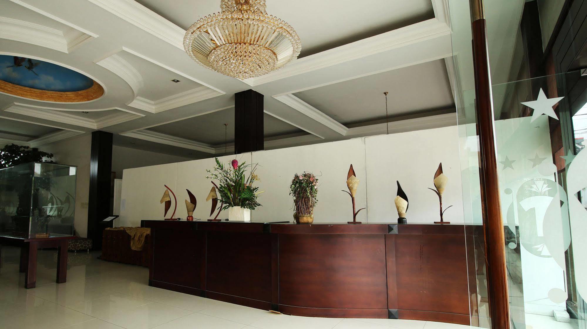 Zen Rooms Grand Hotel レムバン エクステリア 写真